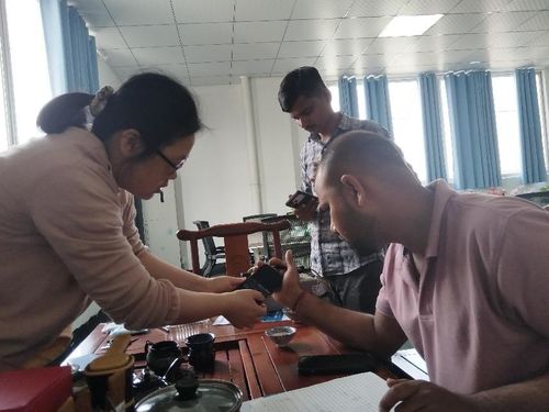 최신 회사 뉴스 안몰 쿠마르 씨 가 젖은 와이프 기계 를 방문